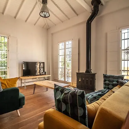 Villa Regionalista 1919: Seaside Retreat With Heated Pool Malaga