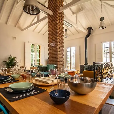 Villa Regionalista 1919: Seaside Retreat With Heated Pool Malaga
